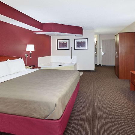 AmericInn by Wyndham Douglas/Saugatuck Exterior foto
