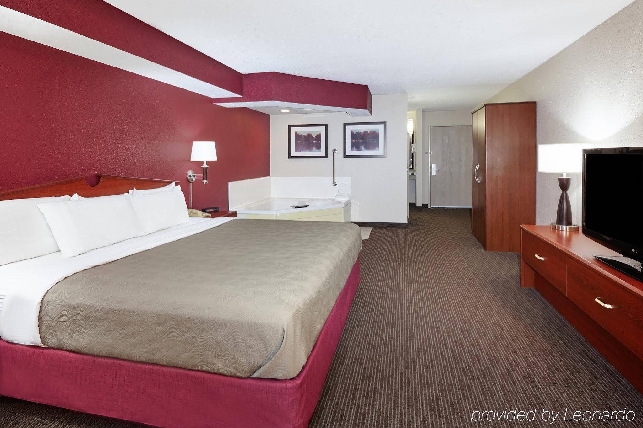 AmericInn by Wyndham Douglas/Saugatuck Exterior foto