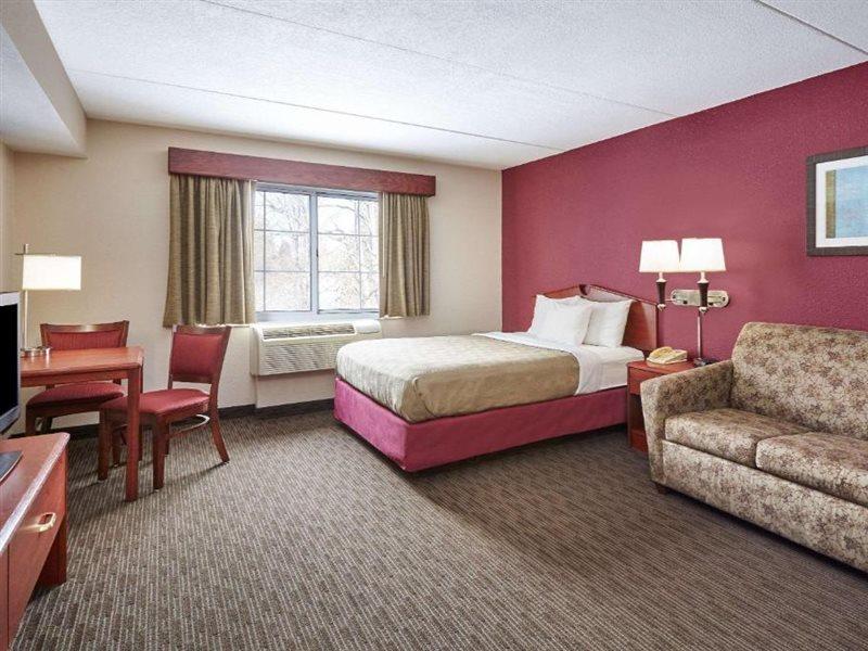 AmericInn by Wyndham Douglas/Saugatuck Exterior foto
