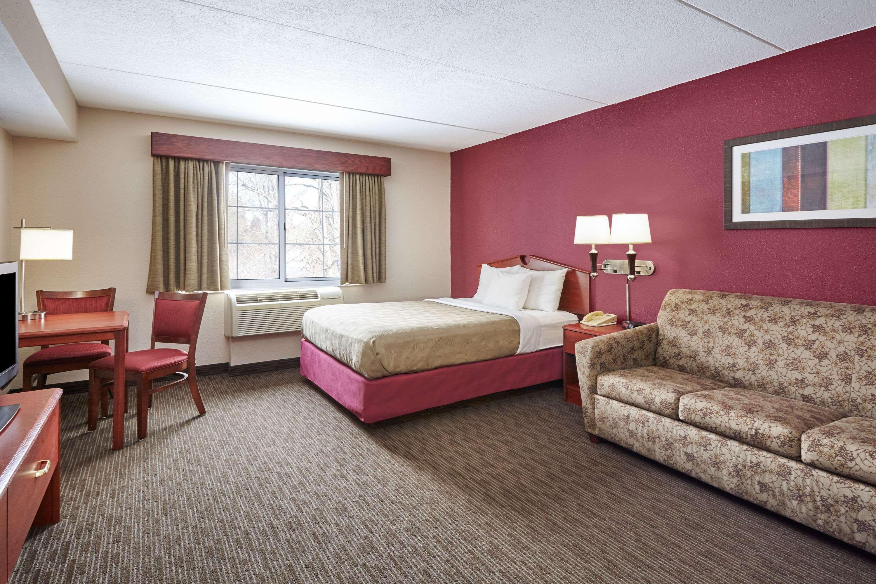 AmericInn by Wyndham Douglas/Saugatuck Exterior foto