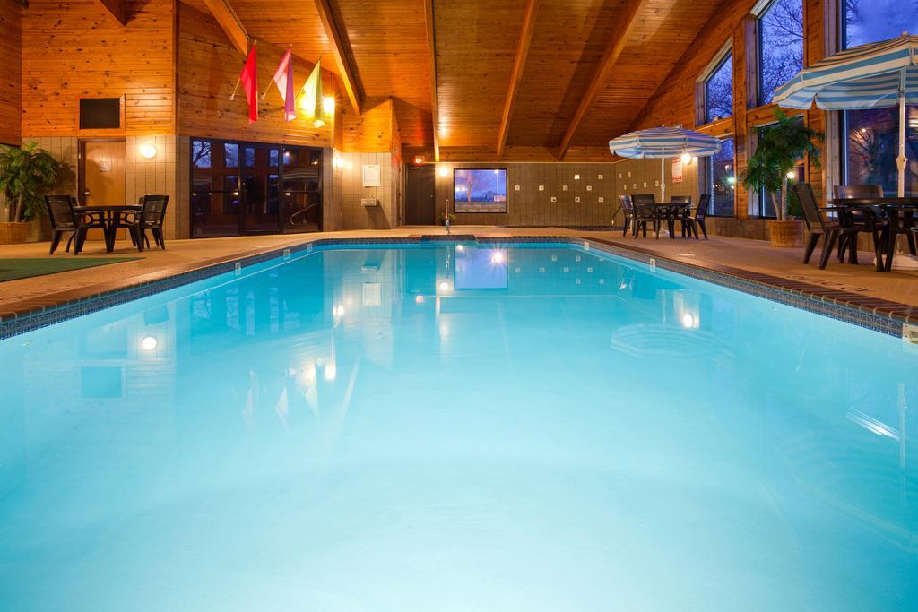 AmericInn by Wyndham Douglas/Saugatuck Exterior foto