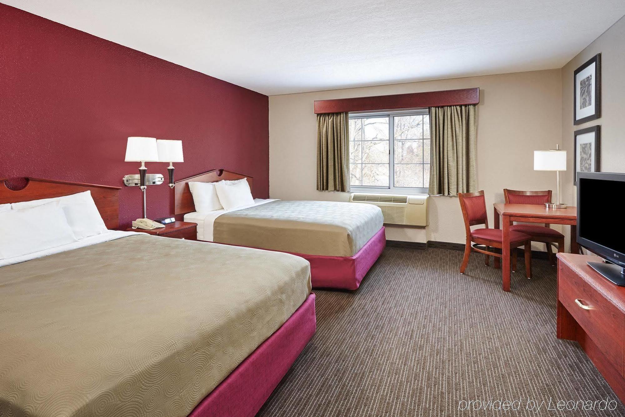 AmericInn by Wyndham Douglas/Saugatuck Exterior foto